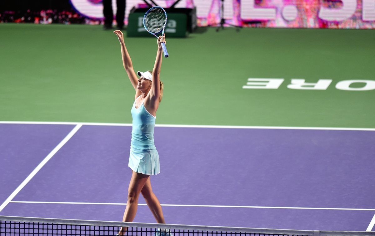 La rusa Maria Sharapova celebra luego de derrotar a Simona Halep de Rumania. (Foto Prensa Libre: AFP)
