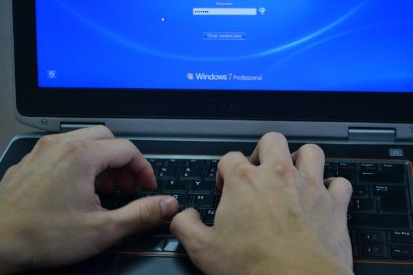 El uso adecuado de las computadoras y cambiar las contraseñas de manera constante es fundamental para prevenir ataques virtuales. (Foto Prensa Libre: Ángel Elías)