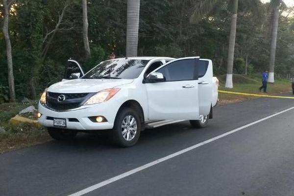 Las autoridades investigan el crimen. (Foto Prensa Libre: Carlos Paredes).