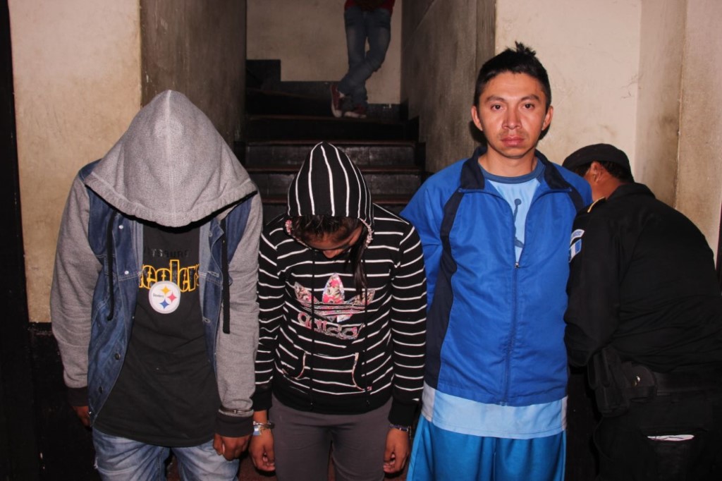El adulto y los dos menores capturados en Escuintla. (Foto Prensa Libre: Enrique Paredes).