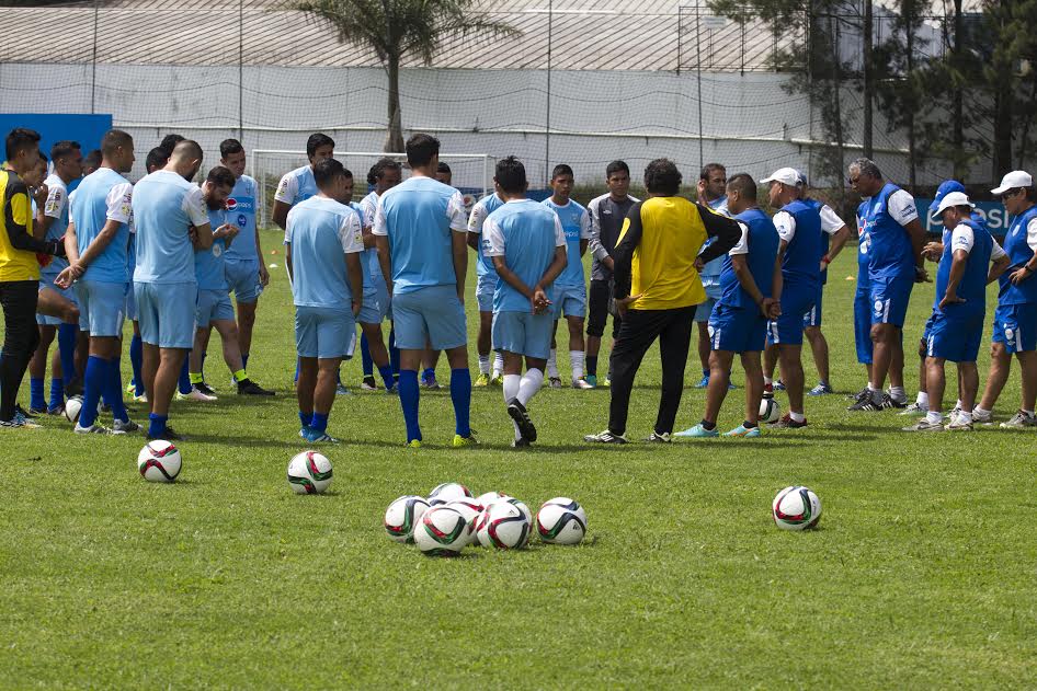 Los seleccionados nacionales escuchan las indicaciones del cuerpo técnico (d), en el último entreno de la Bicolor, antes de partir hacia Panamá (Foto Prensa Libre: Norvin Mendoza)