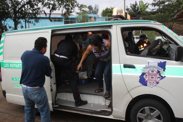 Socorristas trasladan a Donald Aroldo Ventura al Hospital Regional de Cuilapa. (Foto Prensa Libre: Oswaldo Cardona)