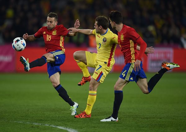 España y Rumanía se preparan para la Eurocopa 2016. (Foto Prensa Libre: AFP)