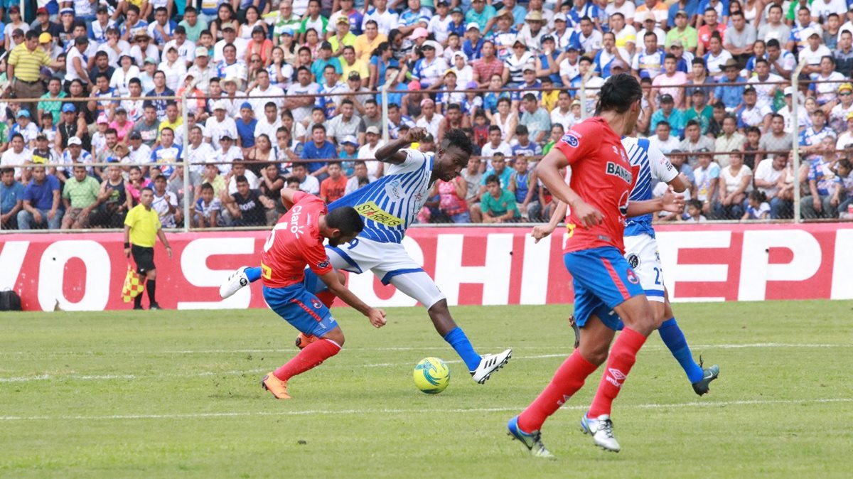 Fueron pocas las oportunidades de gol para venados y escarlatas. (Foto Prensa Libre: Cristian Soto)
