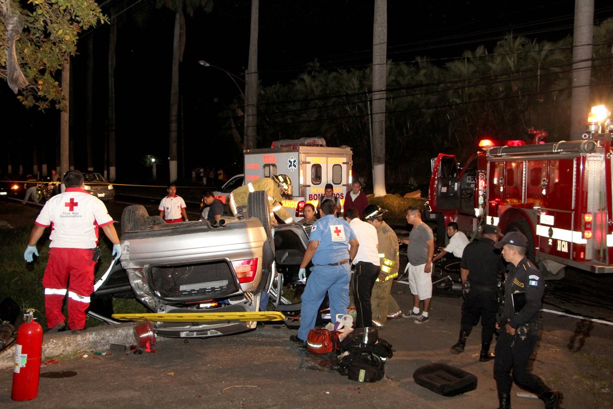 Víctimas de accidente de tránsito en la cabecera de Retalhuleu son rescatadas por bomberos. (Foto Prensa Libre: Rolando Miranda)