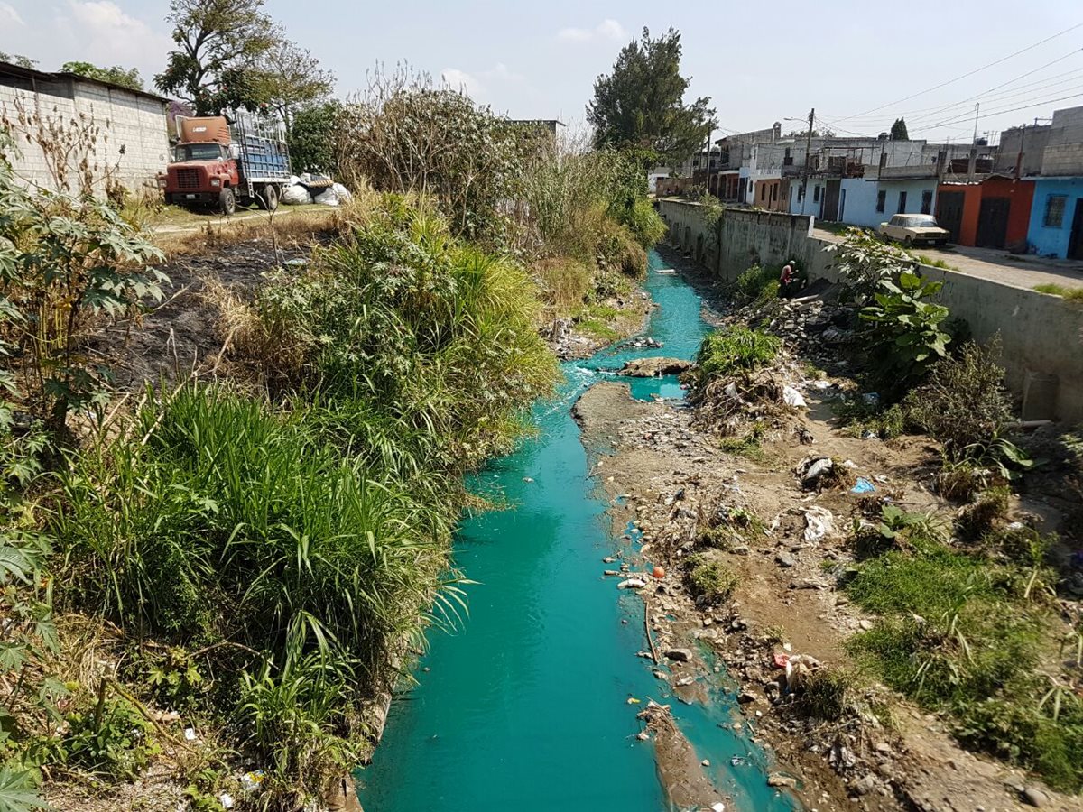 Parte del río Platanitos se tiñó de turquesa en colonia Santa Isabel 2. (Foto Prensa Libre: Cortesía)