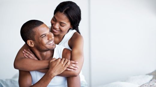 Tomarse el tiempo para acariciar, tocar y besar a tu pareja es clave. ISTOCK/GETTY IMAGES