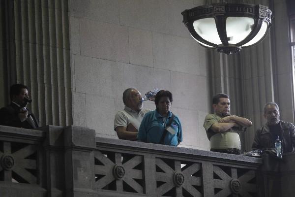 Joviel Acevedo observa,  desde el palco general, la votación  para ampliar el presupuesto.
