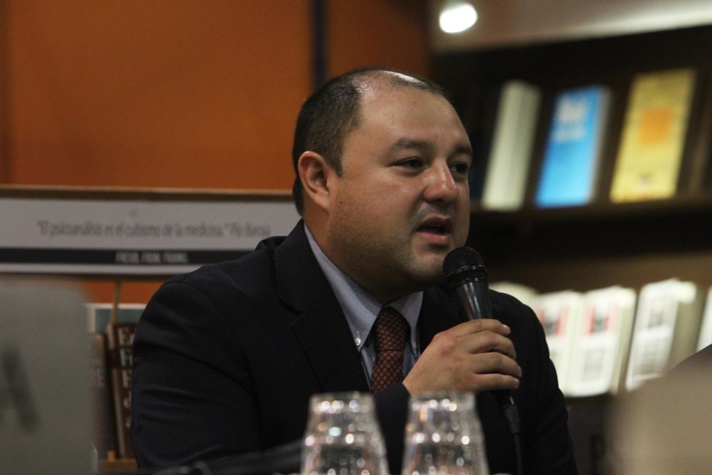 El periodista Antonio Barrios presentó el libro "El patio trasero", en la librería Sophos. (Foto Prensa Libre: José Andres Ochoa)