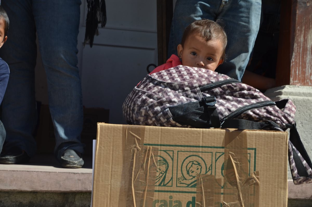 Más de mil cajas con víveres serán entregadas a familias de escasos recursos.( Foto Prensa Libre: Mauricio Betancourt)