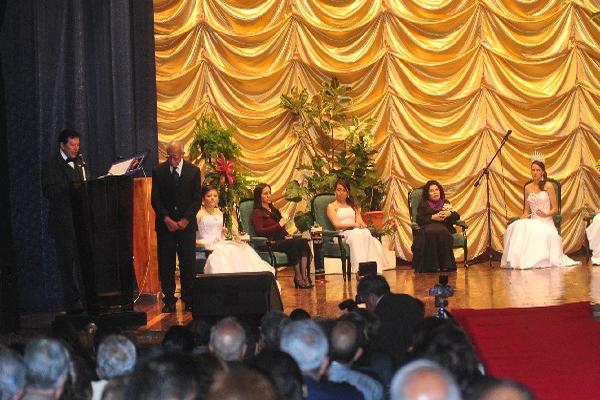 Acto de entrega de premios de los Juegos Florales Hispanoamericanos, en el Teatro Municipal de Quetzaltenango.