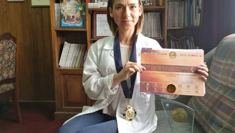 Adriana de los Ángeles Barrios Fernández, médica quetzalteca reconocida con el Prize to the Medical by Achivement for a Better Life. (Foto Prensa Libre: Fred Rivera)