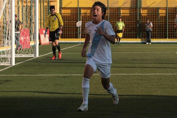 Ortíz marcó el gol de la victoria a pocos minutos del final. (Foto Prensa Libre: Norvin Mendoza)