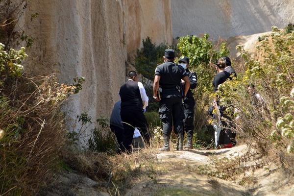 Fiscales del MP inspeccionan lugar donde encontraron el cadáver de un  migrante hondureño, en Concepción Chiquirichapa, Quetzaltenango. (Foto  Prensa Libre: Carlos Ventura)