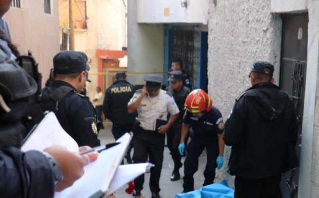 Un hombre murió luego de un ataque armado en la zona 7 capitalina. (Foto Prensa Libre: Bomberos Municipales)