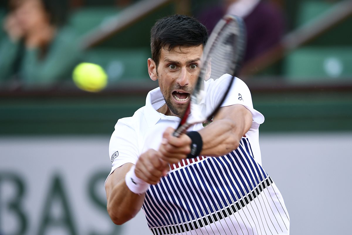 Novak Djokovic sigue fuerte en Roland Garros y avanza a los cuartos de final. (Foto Prensa Libre: AFP).
