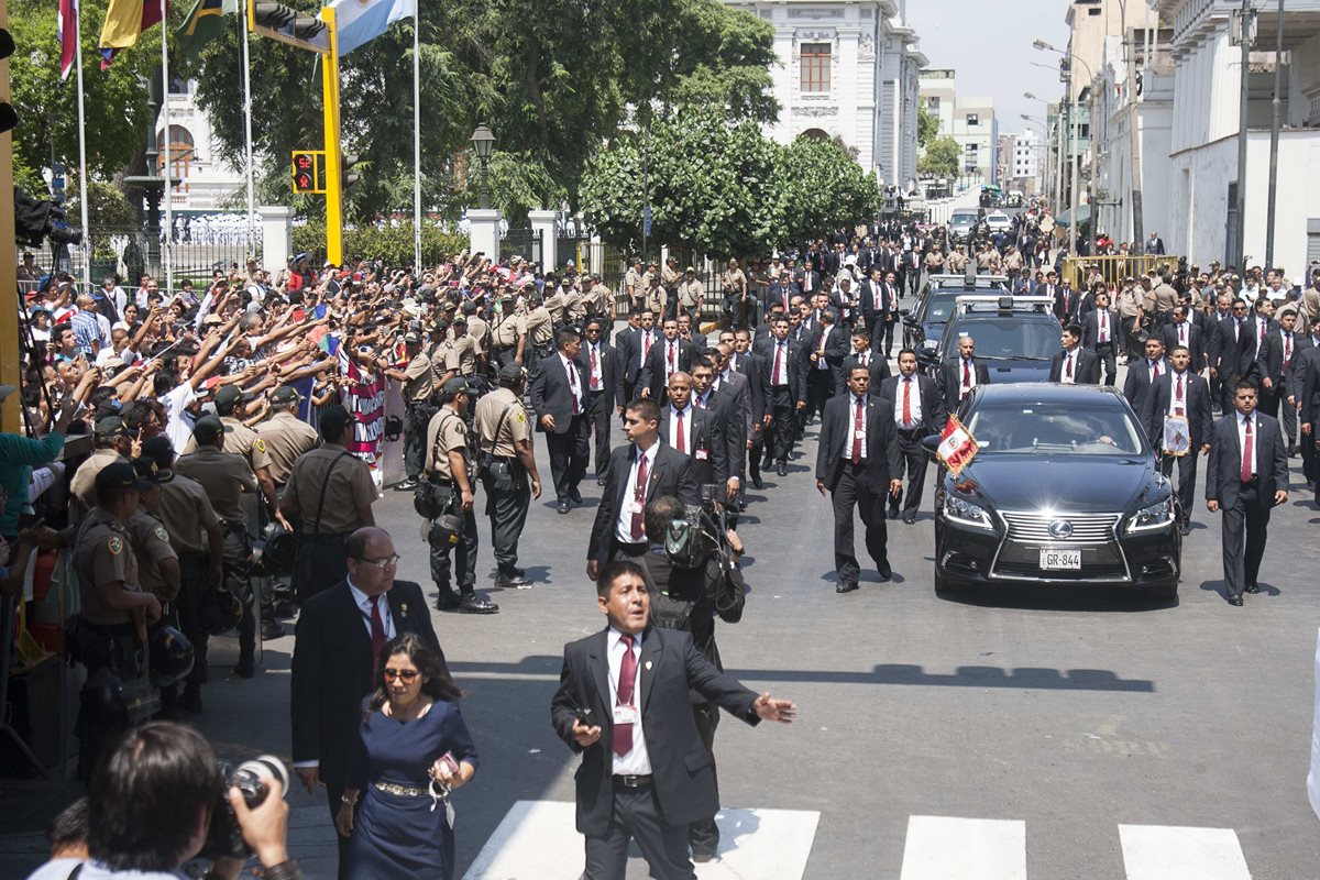 En cinco años, se ha investigado más de 26 mil funcionarios. El nuevo presidente de Perú, Martín Vizcarra, participó la semana pasada en la promulgación de la Ley de Fortalecimiento y Modernización de la Contraloría. (Foto, Prensa Libre: Efe).