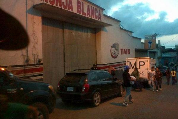 Dos sujetos ingresaron a la empresa Monja Blanca en Cobán, donde robaron dinero y dispararon contra un empleado. (Foto Prensa Libre: Eduardo Sam)<br _mce_bogus="1"/>