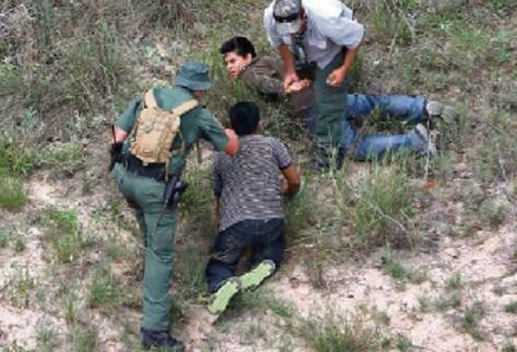 Agentes de  la  Patrulla Fronteriza de Texas detienen a migrantes  indocumentados en medio de matorrales a unos 60 kilómetros al norte de  la frontera de EE. UU. con México, en el condado de Brooks, cerca de  Falfurrias, Texas.
