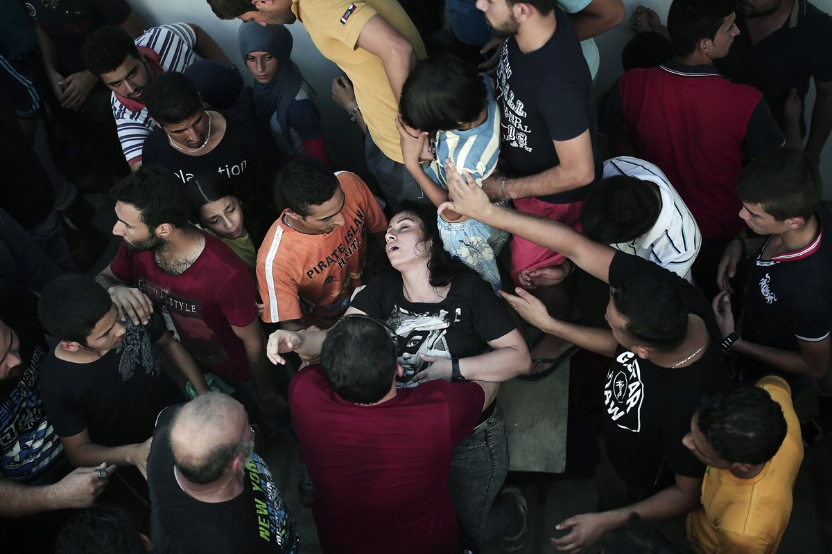 <em>Una mujer es auxiliada por sus compañeros al llegar a la isla de Kos, Grecia. (Foto Prensa Libre: AP).</em>