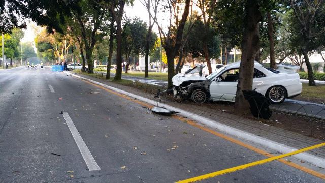 Los vehículos quedaron a unos 100 metros de distancia luego del impacto. (Foto Prensa Libre: Cortesía PMT)