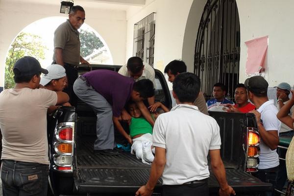 Voluntarios ingresan al hospital a las personas lesionadas. (Foto Prensa Libre: Omar Méndez)<br _mce_bogus="1"/>
