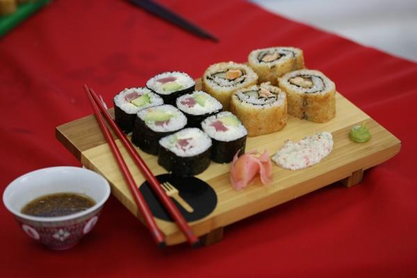 Un plato  de sushi siempre debe estar acompañado de salsa soya, una porción pequeña de wasabi, aderezo de cangrejo y tiras de jengibre.