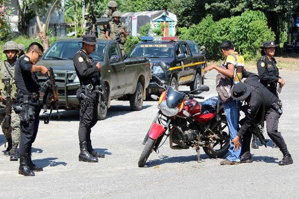 Agentes  requisan a un motociclista.