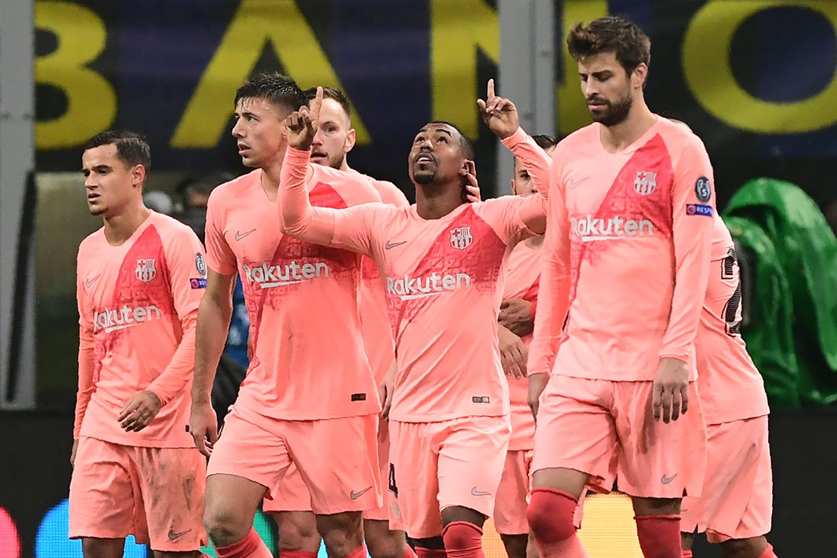 Los jugadores del FC Barcelona festejan el gol de Malcom. (Foto Prensa Libre: AFP)