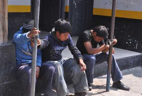Dos de los detenidos,  en la aldea Paquix.