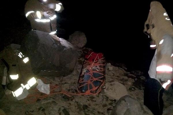 Socorristas rescatan el cadáver de Miguel Corado, quien murió ahogado en San Manuel Chaparrón. (Foto Prensa Libre: Hugo Oliva)