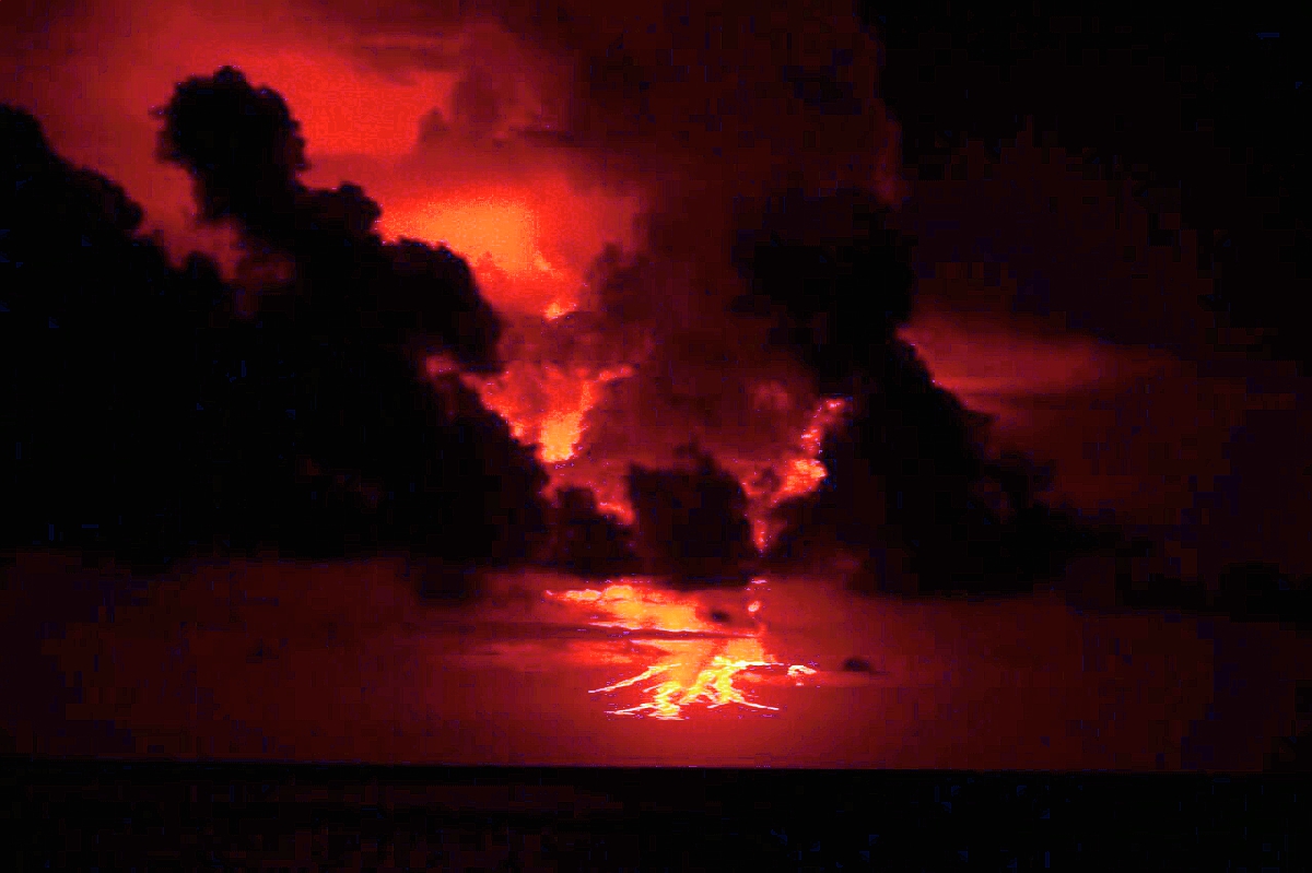 La erupción del volcán Wolf en la isla Isabela Lobo, en Galápagos, Ecuador, (Foto Prensa Libre:AFP).