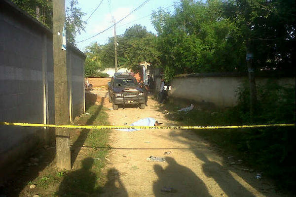 Curiosos observan el cadáver que fue localizado en la aldea San Jorge, Zacapa. (Foto Prensa Libre: Érick de La Cruz)<br _mce_bogus="1"/>