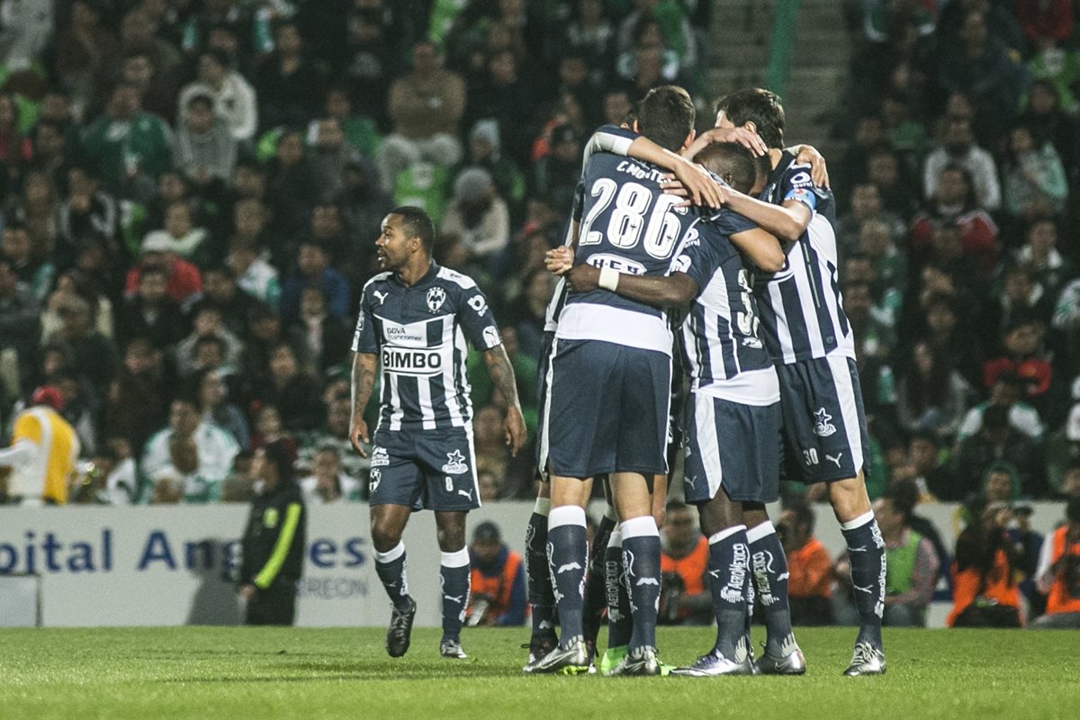 Los jugadores del Monterrey celebran el gol de Cardona en el triunfo contra el Santos el fin de semana. (Foto Prensa Libre: AFP)