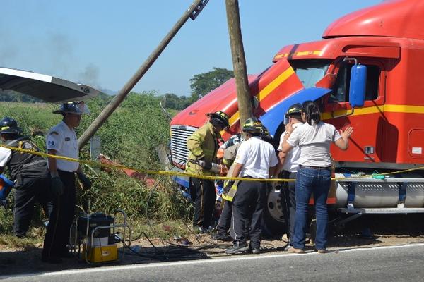  El cuerpo de Juan Bautista García quedó prensado entre un poste del tendido eléctrico y el tráiler. (Foto Prensa Libre: Víctor Gómez).