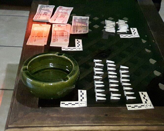 Cocaína y dinero decomisados en la cabecera de Jalapa durante un allanamiento. (Foto Prensa Libre: PNC)