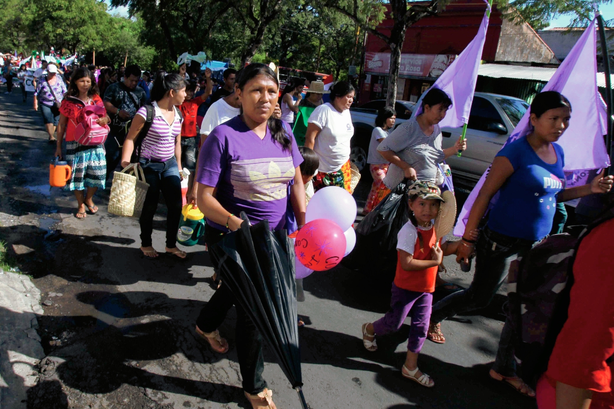 Grupos de mujeres marchan  para celebrar el Día Internacional de la Mujer. (Foto Prensa Libre: EFE)