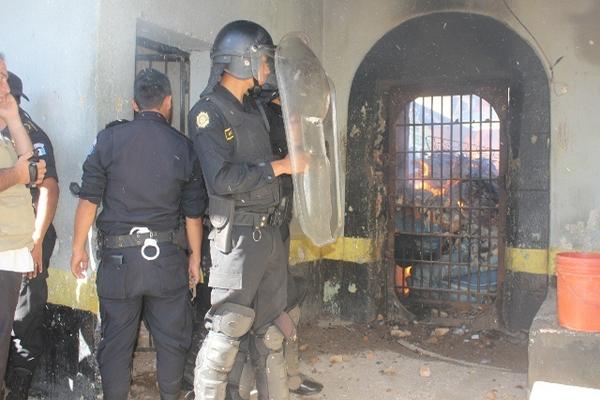 Agentes antimotines  intentan ingresar en reclusorio  de Jutiapa, para controlar motín. (Foto Prensa Libre: Óscar González)