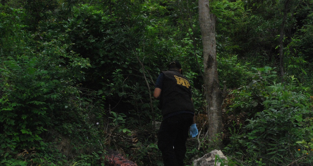 Investigador inspecciona el lugar donde fue localizado el cadáver de Feliciano Calderón, en la cabecera de Zacapa. (Foto Prensa Libre: Víctor Gómez)
