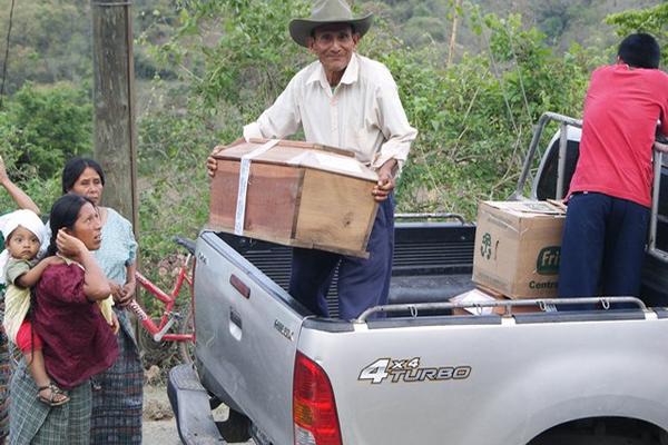 Virgilio Chum, carga un pequeño ataúd con los restos de su familiar Anastasio Oxlaj, de Rabinal. (Foto Prensa Libre: Carlos Grave)