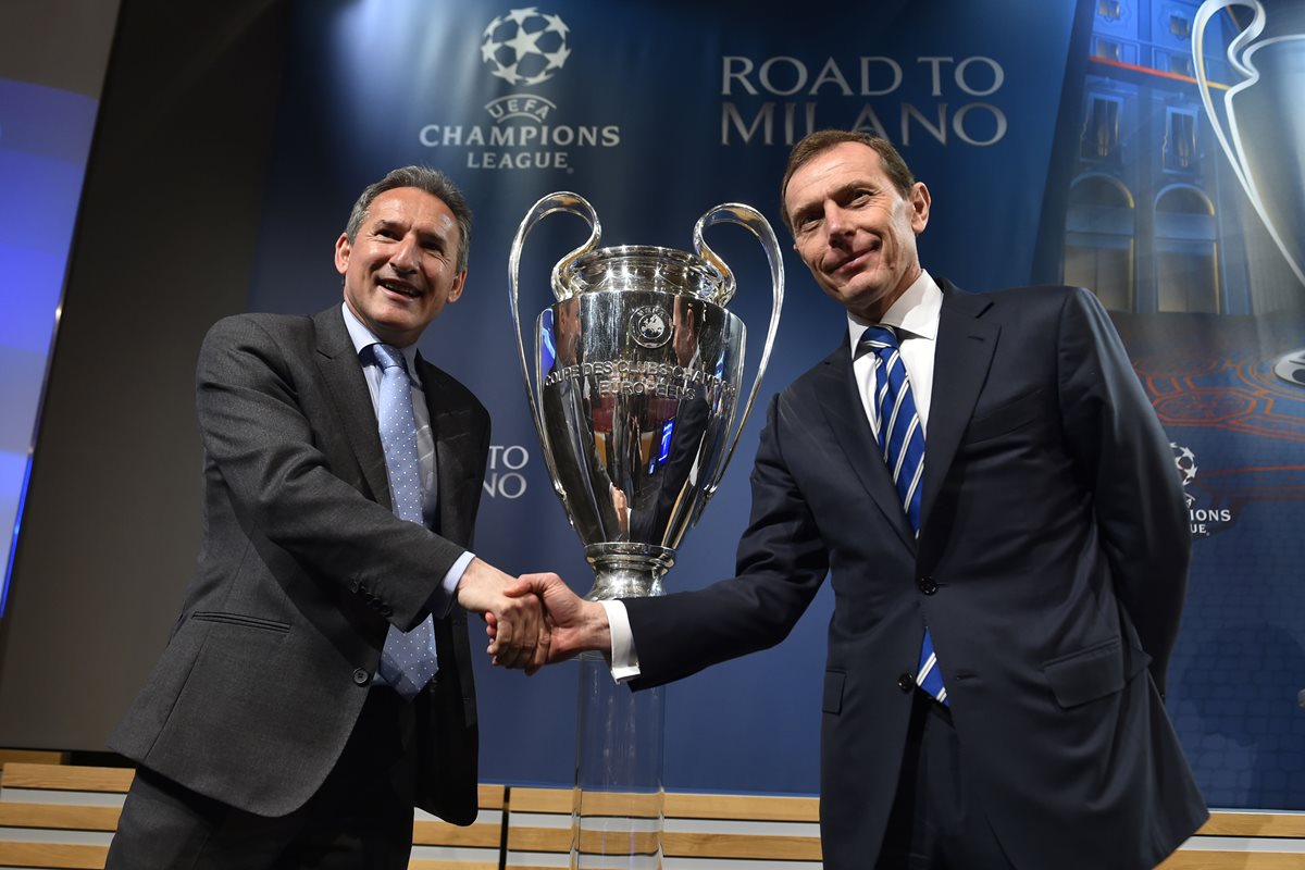Emilio Butragueño, representante del Real Madrid, y Txiki Begiristain, del Manchester City, se estrechan la mano después del sorteo de las semifinales de la Champions. (Foto Prensa Libre: AFP)