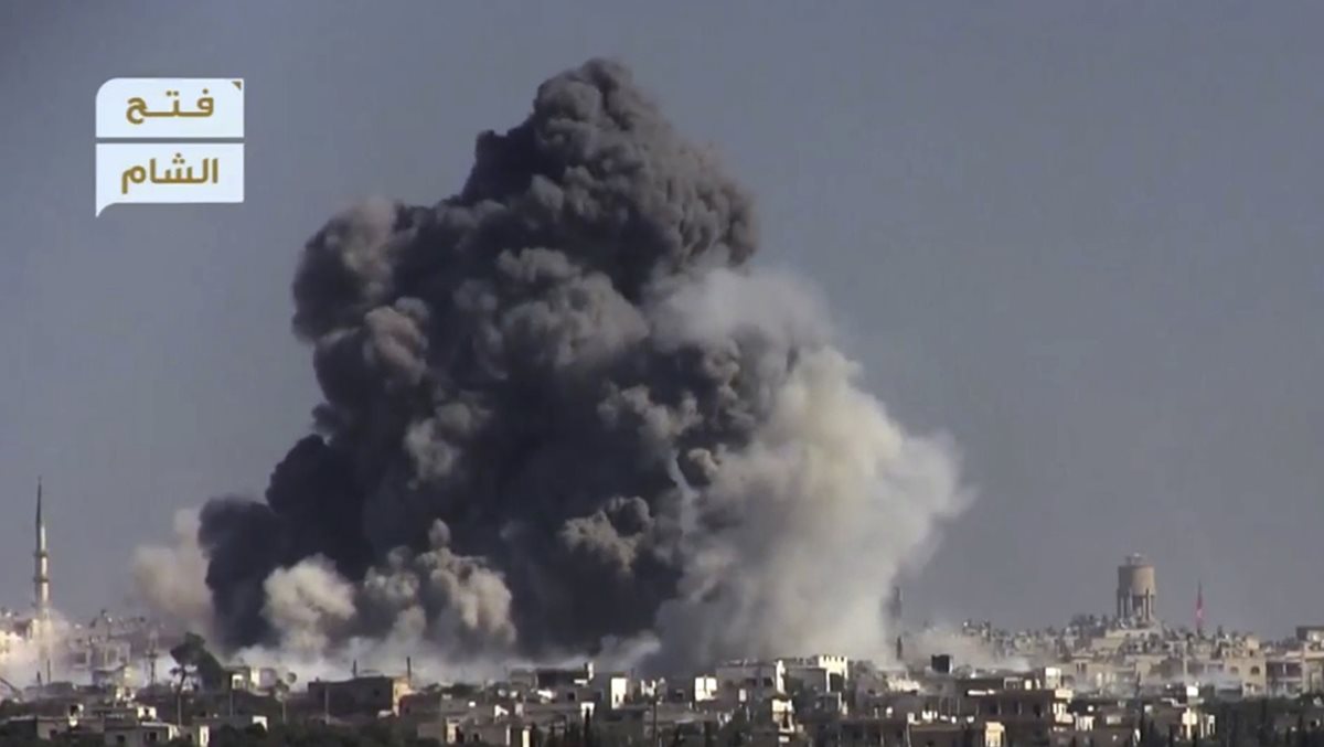 Aviones de combate y helicópteros militares atacaron distintos barrios de Alepo. (Foto Prensa Libre: AFP)