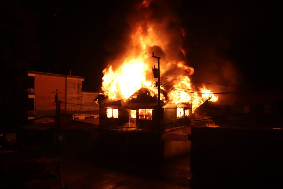 Incendio se propaga rápidamente por comercios y viviendas, en Morales, Izabal. (Foto Prensa Libre: Dony Stewart)