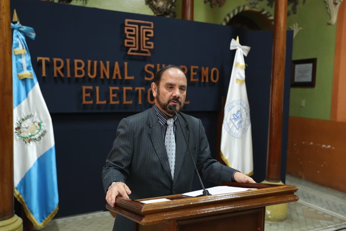 Leopoldo Guerra, director del Registro de Ciudadanos, explica el proceso de cancelación de los tres partidos. (Foto Prensa Libre: Esbin García)