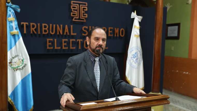 Leopoldo Guerra, director del Registro de Ciudadanos, explica el proceso de cancelación de los tres partidos. (Foto Prensa Libre: Esbin García)