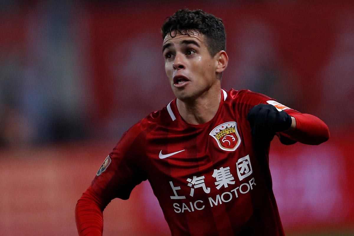 El brasileño Oscar recibió una sanción de ocho partidos por provocar una trifulca en el futbol chino. (Foto Prensa Libre: Hemeroteca PL)