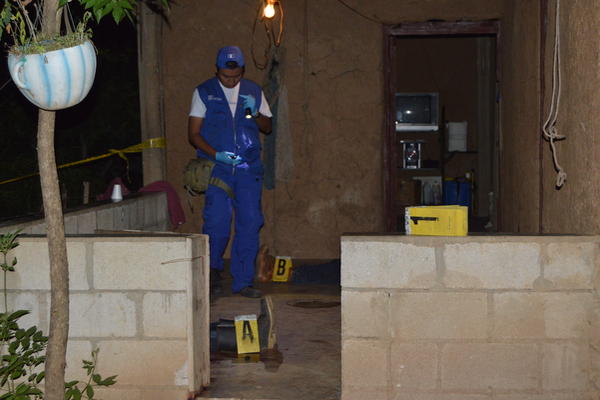 Gustavo de Paz Galdámez, de 42 años, y Francisco Oliva Recinos, 15, murieron baleados este domingo en Huité, Zacapa. (Foto Prensa Libre: Víctor Gómez)