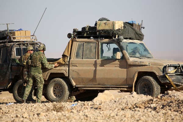 Efectivos de la alianza kurdo-árabe Fuerzas de Siria Democrática participan en la ofensiva. (Foto Prensa Libre: AFP)