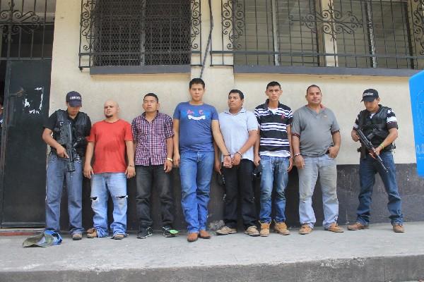La policía custodia a la presunta banda criminal, luego de su aprehensión cuando intentaban plagiar a un comerciante, en Patulul,   Suchitepéquez. (Foto Prensa Libre: Enrique Paredes)