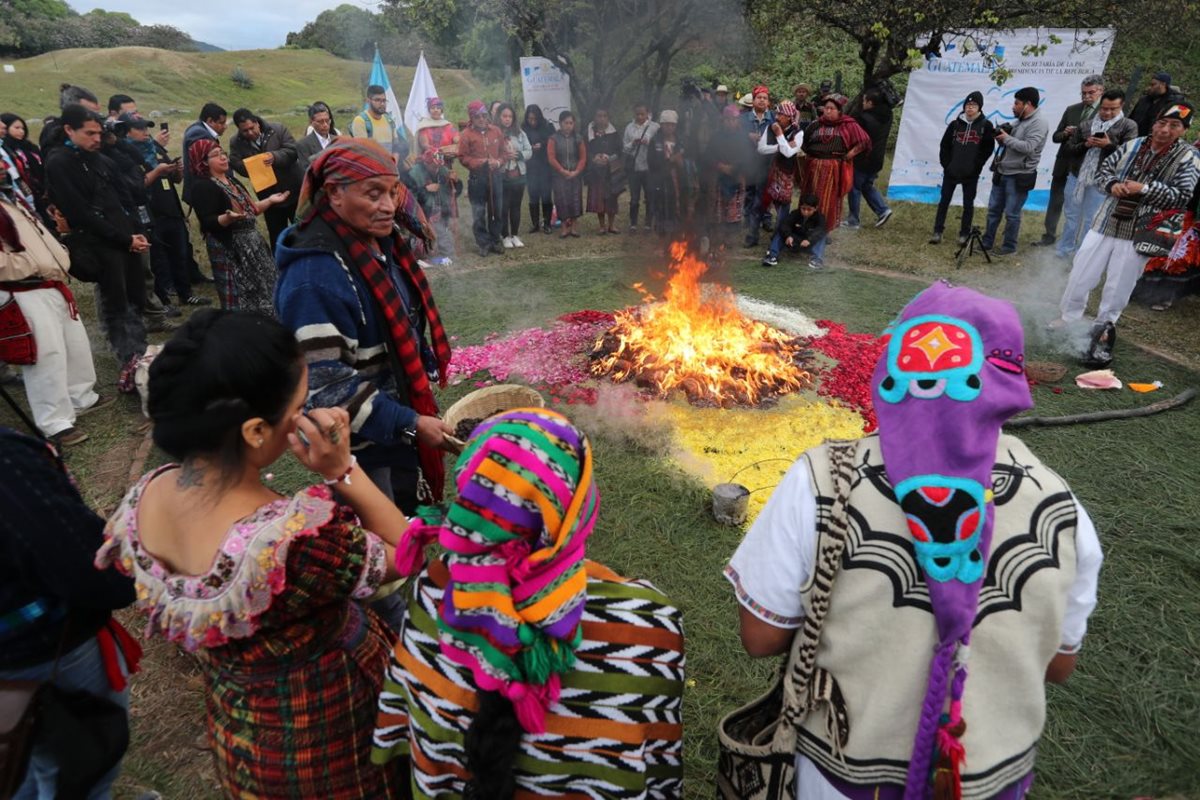 Indígenas de diversas comunidades mayas participan en la ceremonia maya para celebrar el 21 aniversario de la firma de los acuerdos de paz. (Foto, Prensa Libre: Érick Ávila).